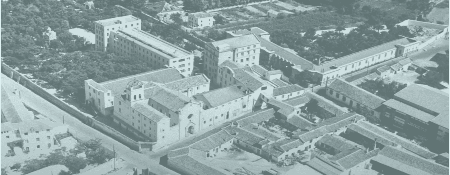 Fotografía aérea histórica de un complejo de Hermanas Hospitalarias