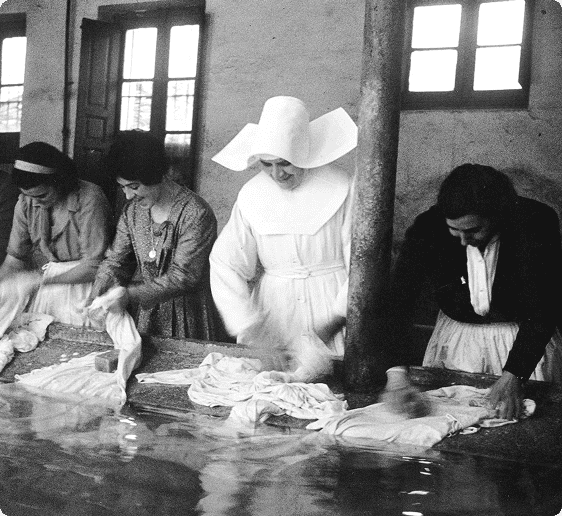 Fotografía histórica de una Hermana Hospitalaria en la lavandería de Aita Menni