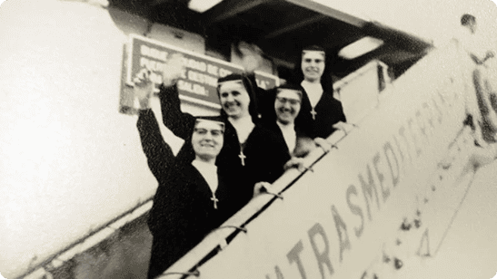 Fotografía histórica de Hermanas Hospitalarias embarcando en un buque de Trasmediterránea