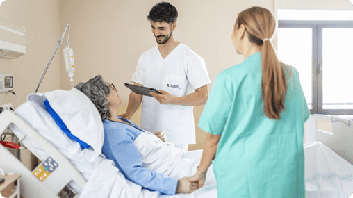 Profesionales sanitarios atienden a una persona hospitalizada