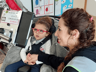 Profesional de Hermanas Hospitalarias de la Provincia de España acompaña a una persona atendida