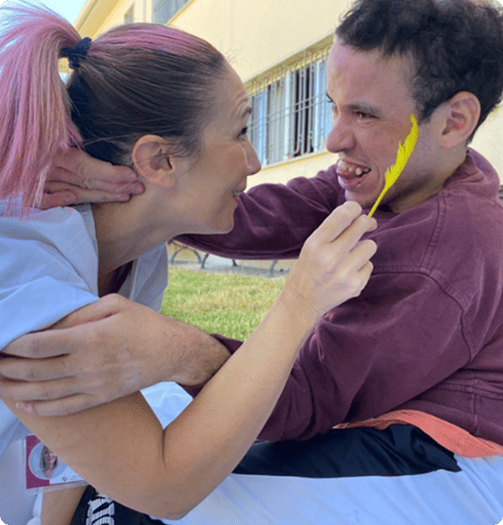 Profesional de Hermanas Hospitalarias comparte una actividad con una persona atendida