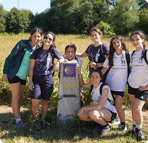 Grupo de Jóvenes Hospitalarios de la Provincia de España junto a una señal del Camino de Santiago