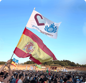 Bandera de Jóvenes Hospitalarios de la Provincia de España junto a la bandera de España durante un encuentro juvenil
