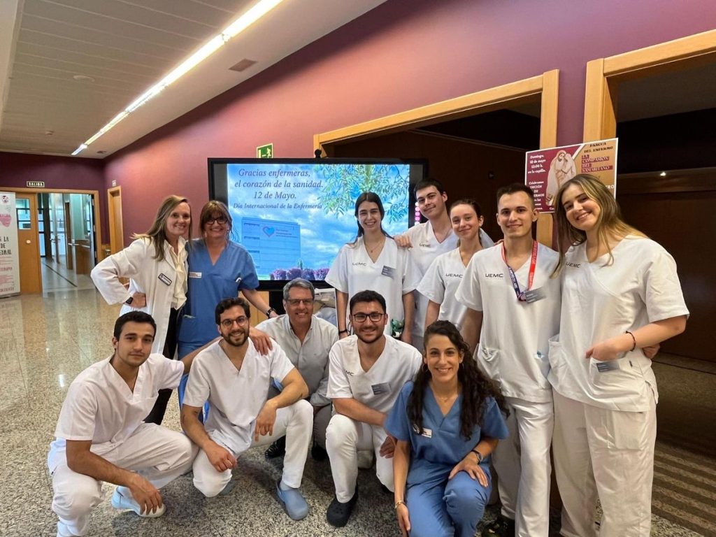 Enfermera de Hermanas Hospitalarias cuidando a un paciente en un entorno hospitalario